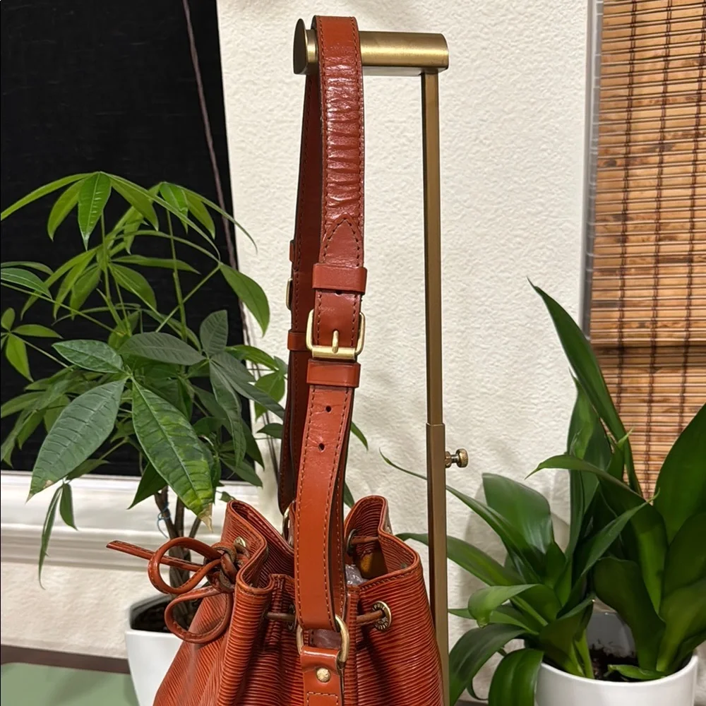 Louis Vuitton Epi Leather Noe MM in Kenyan Fauve - Picture 5 of 15